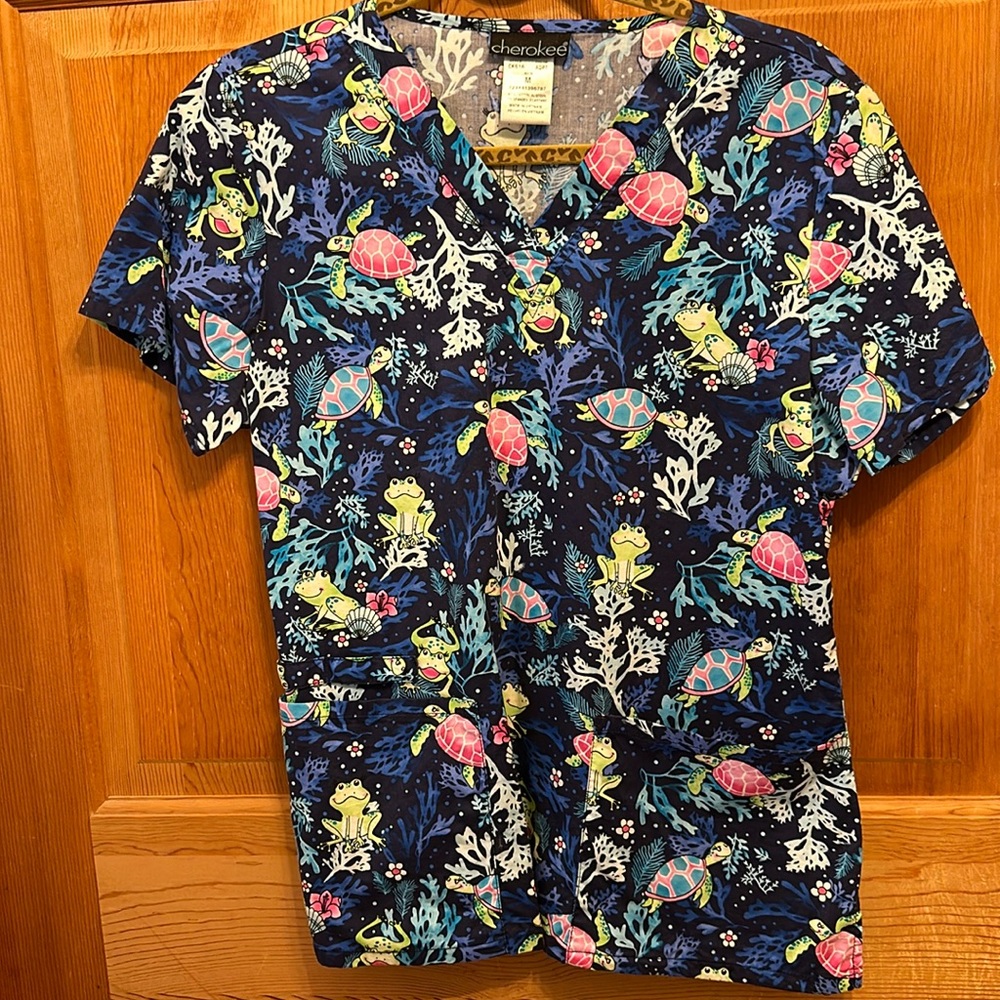 Healthcare.   Woman’s scrub top  Frogs and Turtles